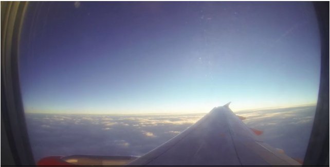 Se afla în avion când a zărit ceva ciudat printre nori. A luat telefonul și a făcut imediat o fotografie (GALERIE FOTO)