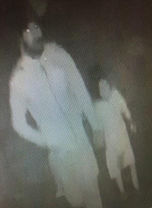 Ultimele clipe din viața unei fetițe de opt ani, surprinse pe o cameră de supraveghere. Copila apare alături de violatorul și criminalul său. Poliția este în alertă (FOTO) 502058