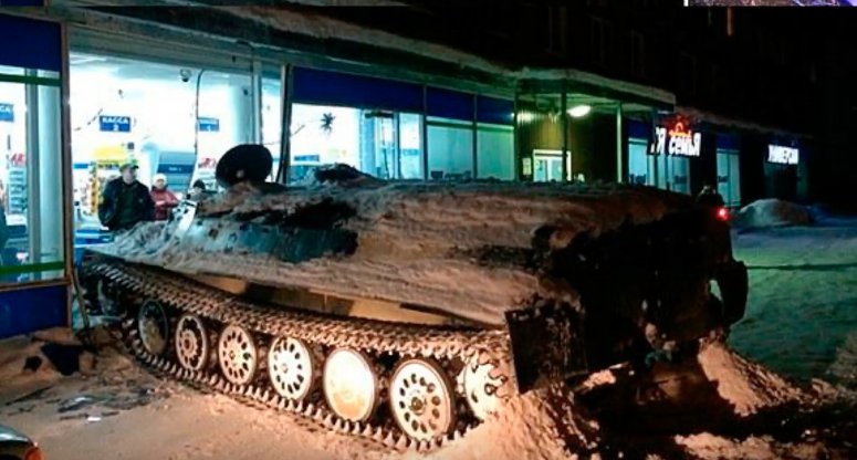 Un bărbat din Rusia a furat un tanc și a intrat cu el într-un magazin. Motivul întrece orice imaginație - VIDEO