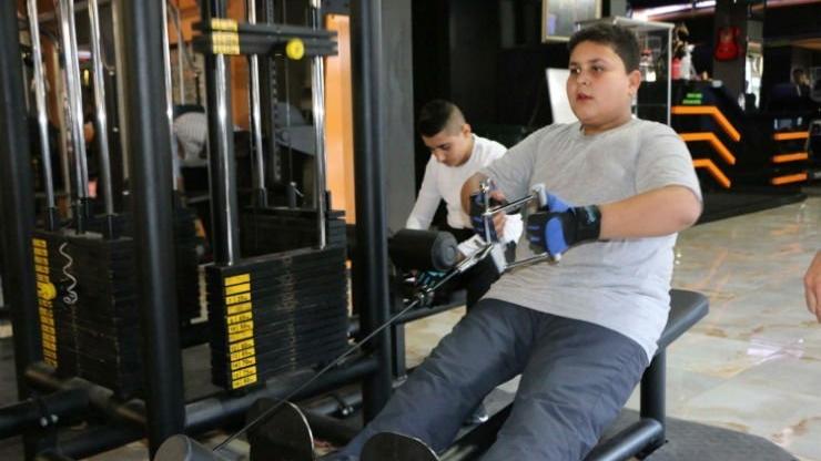 Un copil a avut parte de surpriza vieții lui, după ce a fost surprins în timp ce se uită pe geam la oamenii aflați într-o sală de fitness 501931