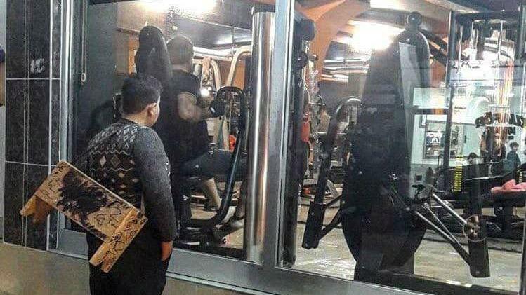 Un copil a avut parte de surpriza vieții lui, după ce a fost surprins în timp ce se uită pe geam la oamenii aflați într-o sală de fitness 501933