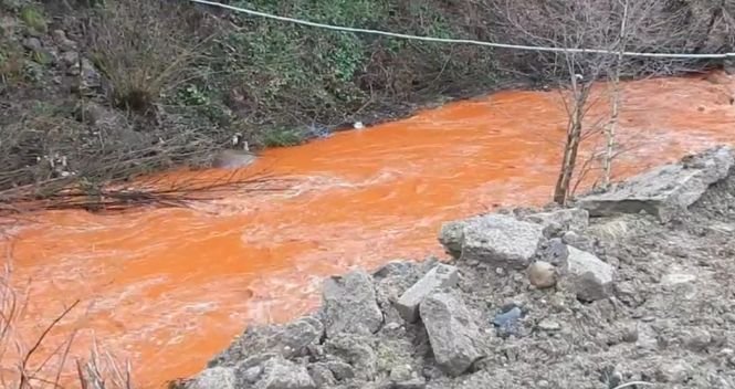 Un râu din Maramureș a căpătat peste noapte culoarea roșie. Localnicii sunt îngroziți. Au cerut ajutorul autorităţilor