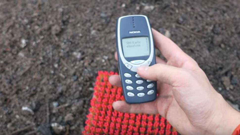 Care este cel mai rezistent telefon din lume. Au pus o bilă de metal încins pe el, a luat foc, dar nu s-a întâmplat nimic - VIDEO