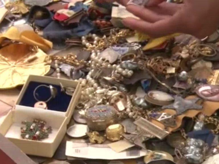 Și-a cumpărat un dulap de la un târg de vechituri. Pe drum a început să audă niște zgomote ciudate, așa că atunci când a ajuns acasă a început să deschidă sertarele. A avut un șoc. Este incredibil ce se afla acolo (GALERIE FOTO) 502171