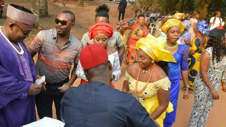 A răspuns la o postare pe Facebook, iar după șase zile a ajuns să fie căsătorită cu un străin 502538