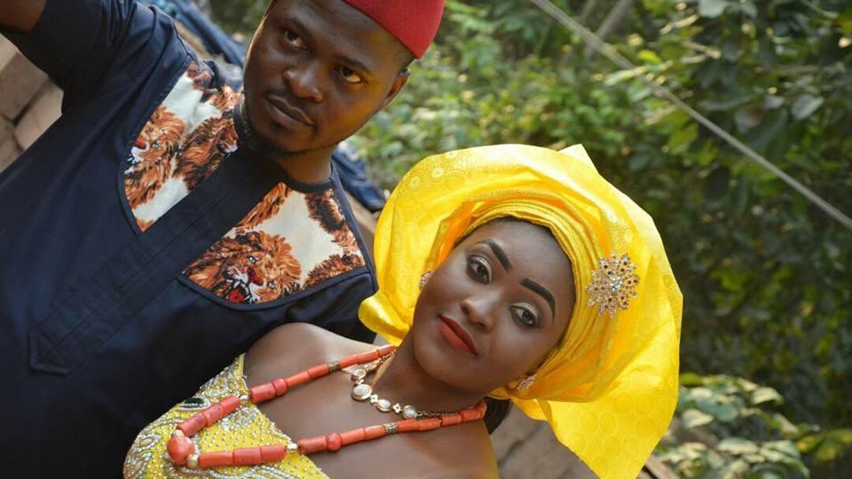 A răspuns la o postare pe Facebook, iar după șase zile a ajuns să fie căsătorită cu un străin 502539