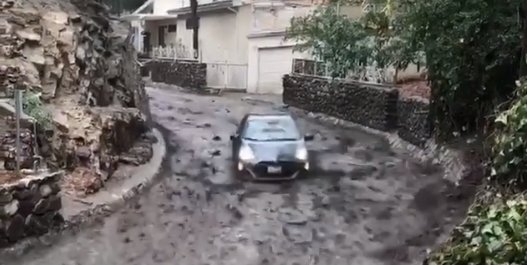 Cum a reușit să scape cu viață un cuplu după ce mașina lor a fost luată de un torent de noroi (VIDEO)