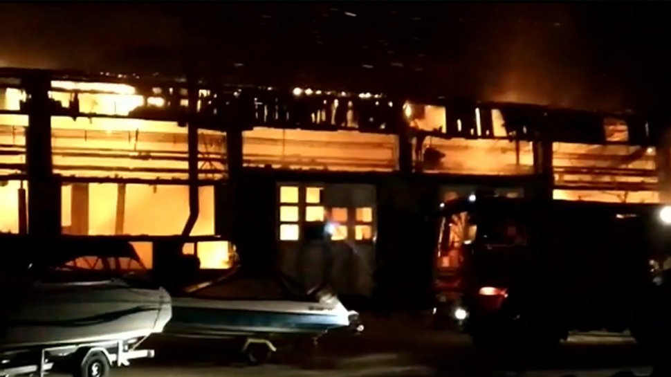 Incendiu puternic la Regia de transport public din Tulcea! Au ars 14 autobuze - Primele imagini de la fața locului