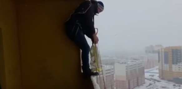 S-a aruncat cu parașuta de la balconul unui bloc. Ce s-a întâmplat cu bărbatul e de necrezut (VIDEO)
