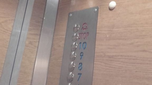 Toți locatarii dintr-un bloc din Iași au rămas uimiți când au intrat în lift. Au găsit un bilet pe care era scris....(FOTO)