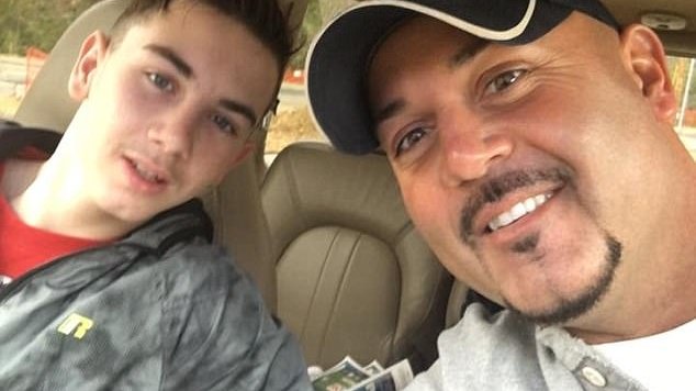 Un tată și-a denunțat fiul, după ce a descoperit niște fotografii în telefonul său. „Am fost dezgustat”