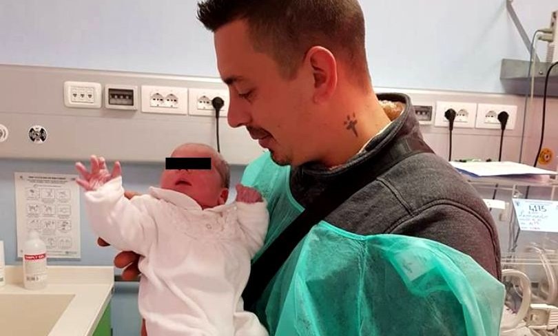  Înainte să plece la muncă, un român și-a sărutat bebelușul pe frunte. A început să țipe când a atins-o