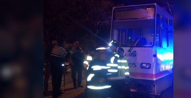 Accident grav în București: Un bărbat a fost prins sub un tramvai pe şoseaua Viilor. ISU: „Victima prezintă semne vitale”