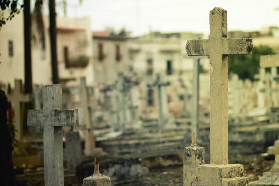 Caz șocant în județul Prahova. Un bărbat a fost găsit cu gâtul tăiat, chiar în cimitir, lângă mormântul soacrei lui!