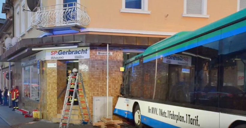 Accident grav în Germania. Un autobuz plin cu elevi s-a izbit de o casă. Sunt zeci de victime 