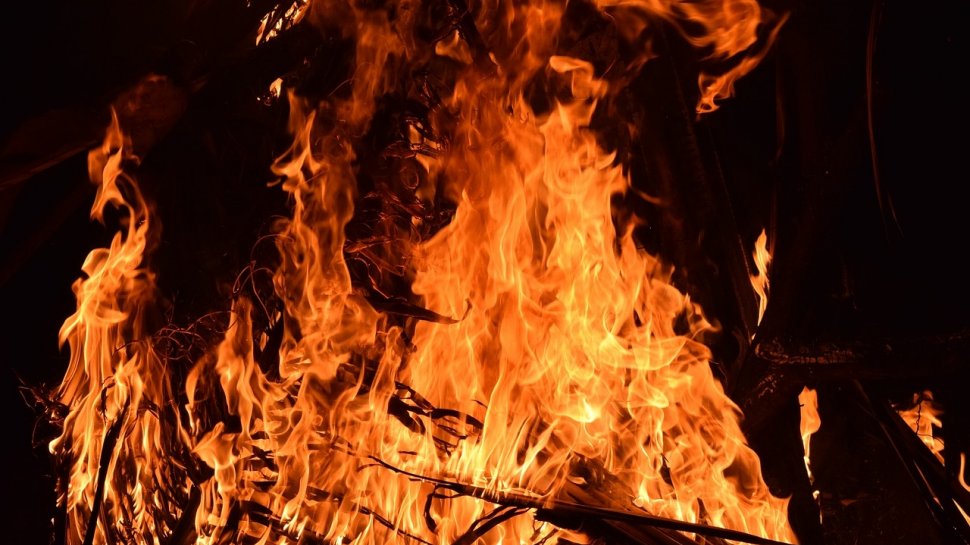 Incendiu devastator în Bistrița-Năsăud! Un bărbat a murit 