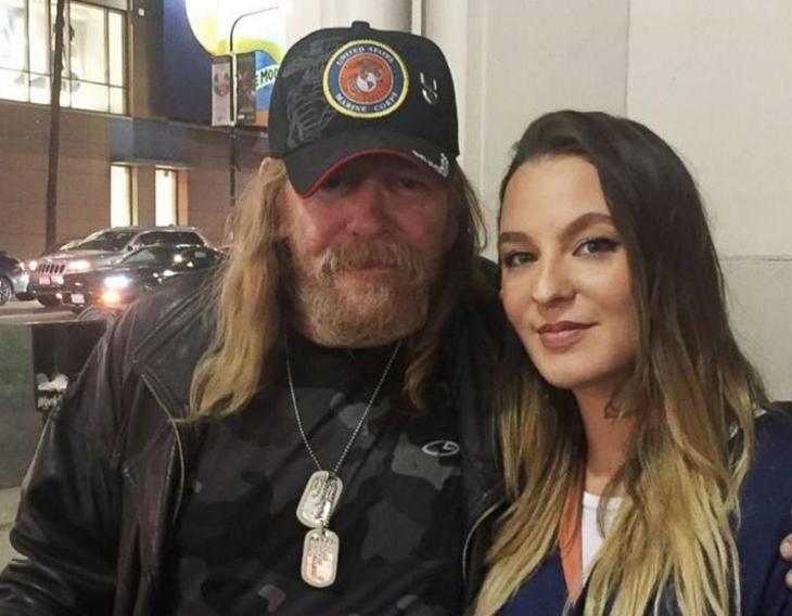 A văzut un om prăbușindu-se în fața ei și, deși era așteptată, a sunat după ambulanță și a stat cu străinul până la sosirea ajutoarelor. Când acesta a fost preluat de echipaj, brusc, a înțeles adevărul crunt 503645