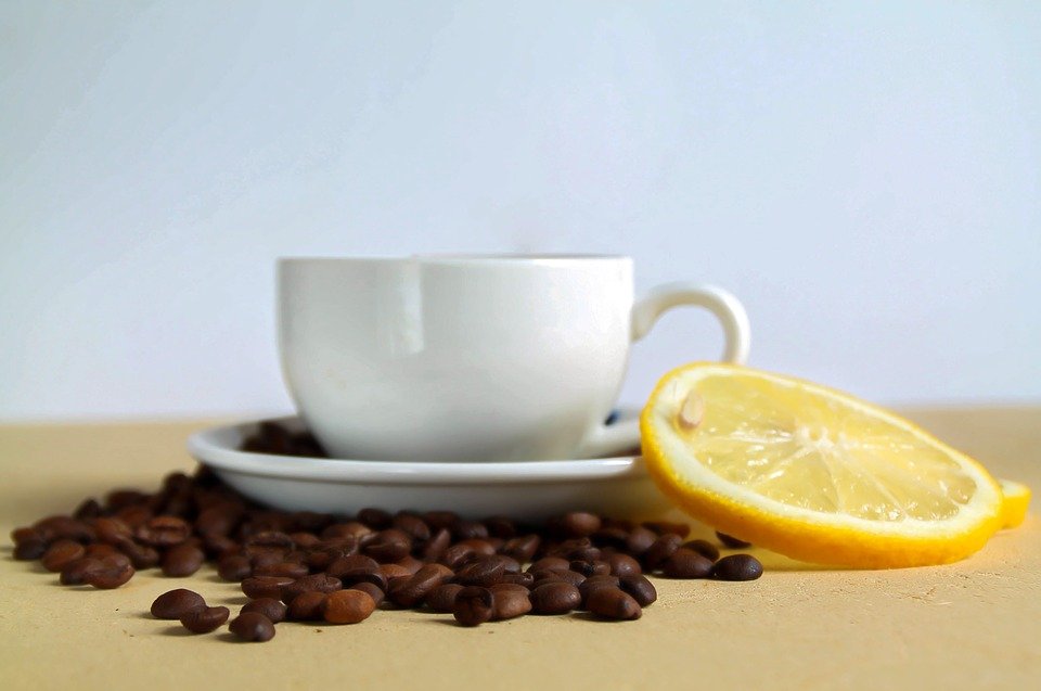 De ce e bine să pui zeamă de lămâie în cafeaua de dimineaţă