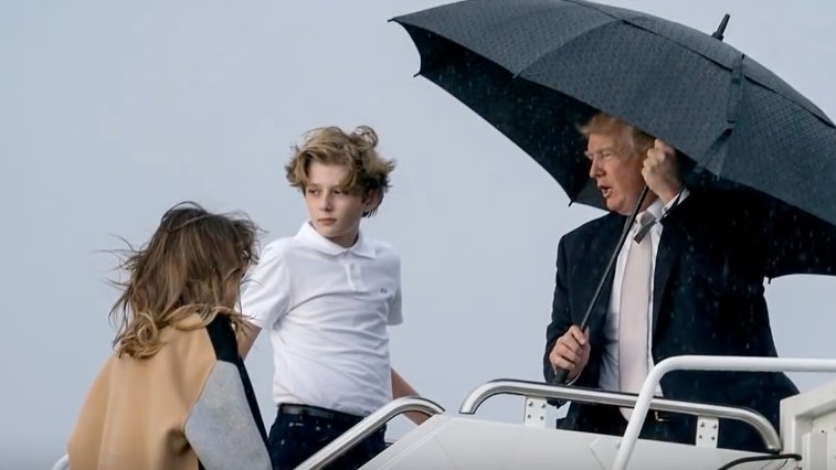 Donald Trump, criticat dur după ce și-a lăsat soția și fiul în ploaie, iar el a stat sub umbrelă - VIDEO