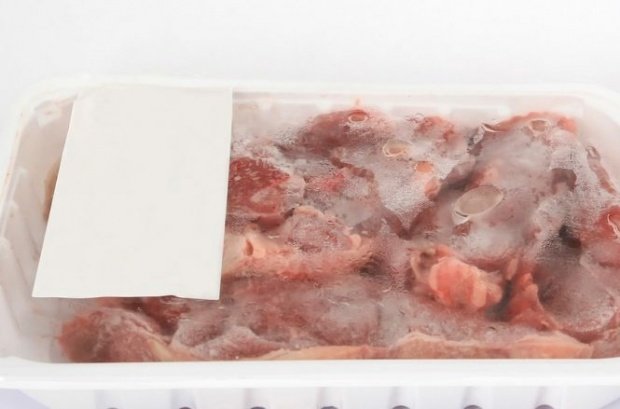 Păstrezi carnea la congelator? Uite la ce riscuri te expui