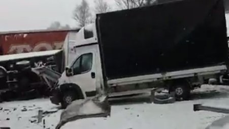 Peste 30 de mașini au fost implicate într-un grav accident, în Cehia. Un român a filmat dezastrul - VIDEO