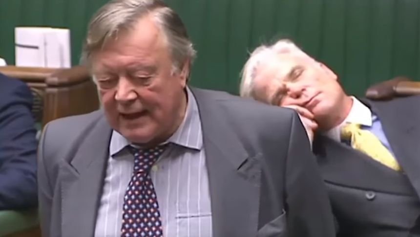 Un parlamentar a adormit în timpul unei dezbateri. Cum s-a scuzat (VIDEO)