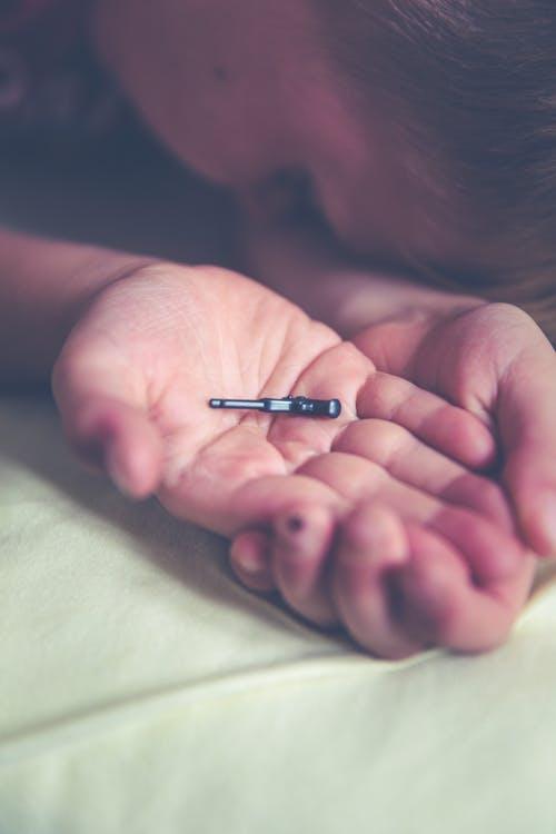 A bătut un elev în curtea școlii și a fost reținut. Ce l-a făcut pe un tată să recurgă la un asemenea gest 503770