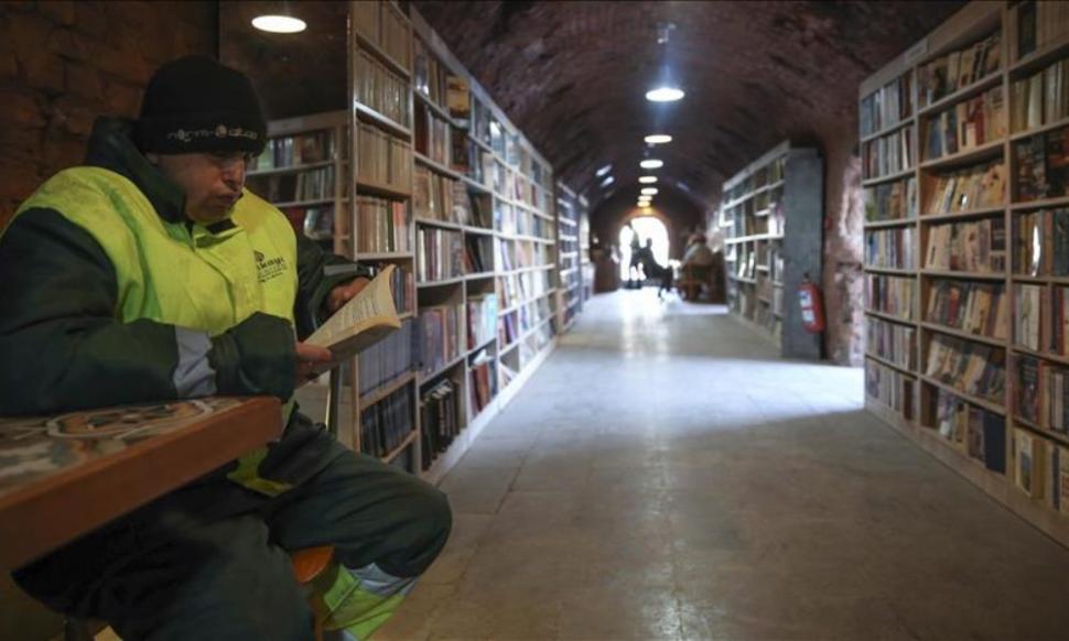 Gunoierii au deschis o bibliotecă cu cărțile aruncate de alții - FOTO 503924