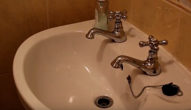 Motivul pentru care britanicii folosesc robinete diferite pentru apa caldă și apa rece