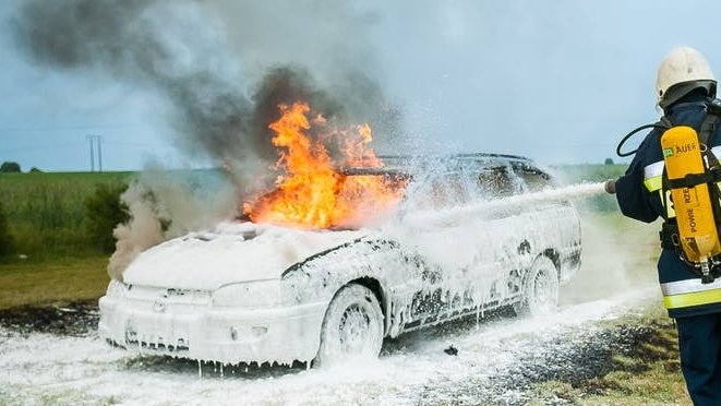 Trei mașini, în flăcări într-o parcare din Târgoviște. Cum s-a produs incendiul