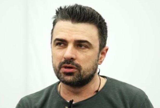 Cornel Ilie, solistul trupei Vunk, a fost întrebat câte partenere sexuale a avut înainte de a se însura. Răspunsul artistului a surprins pe toată lumea 504023