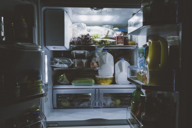 Cum îndepărtezi mirosurile urâte din frigider cu produse ieftine