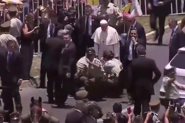 Gest uluitor al Papei Francisc. A coborât din papamobil pentru a ajuta o polițistă aruncată din șa VIDEO