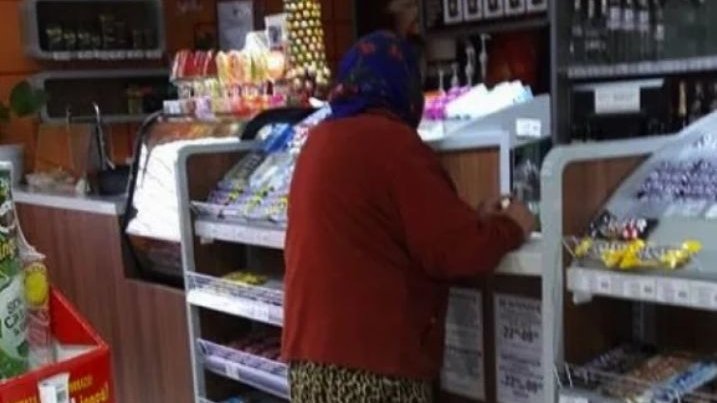 Obiceiul bizar al unei bătrâne i-a lăsat uimiți pe internauți. Nu uită niciodată să facă acest lucru când intră într-un magazin (FOTO)