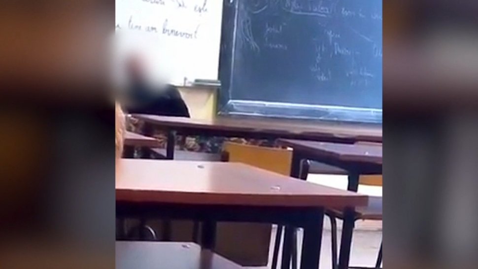 Profesor de religie acuzat că a făcut gesturi obscene în fața elevilor. Mama unei fete: Diriginta a zis să nu spunem nimic