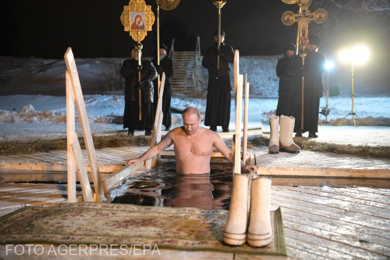 Vladimir Putin a intrat dezbrăcat în apa unui lac îngheţat, de Bobotează. Imaginea cu liderul rus la -6 grade Celsius 504057