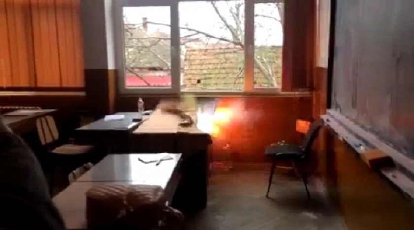 Explozie într-o sală de clasă din Arad. Distracția le putea fi fatală unor elevi - VIDEO