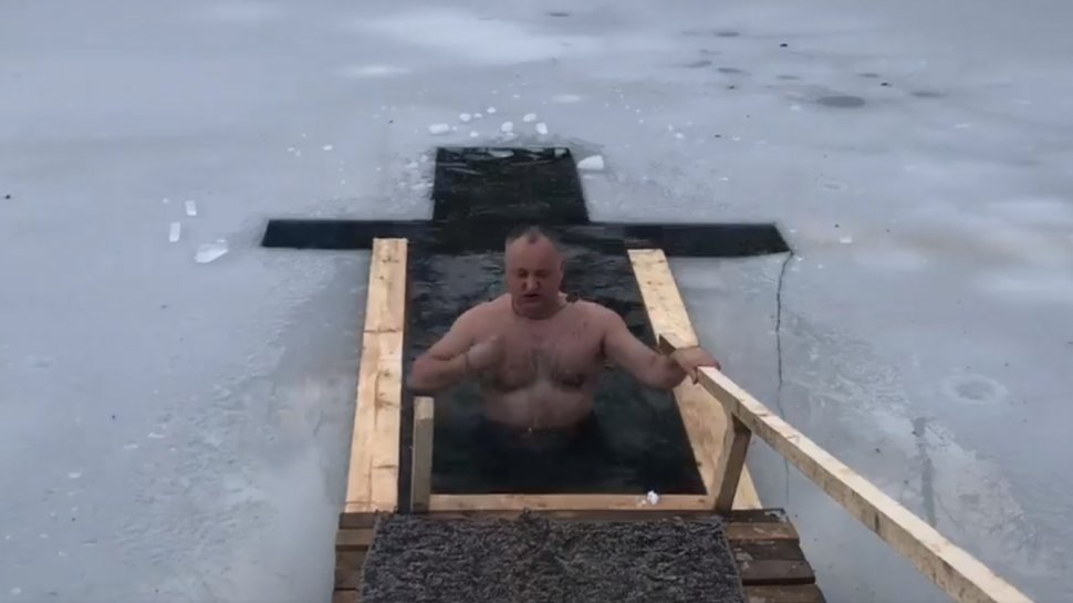 Igor Dodon nu renunţă la tradiţii. De Bobotează, preşedintele a făcut baie într-un lac înghețat - VIDEO