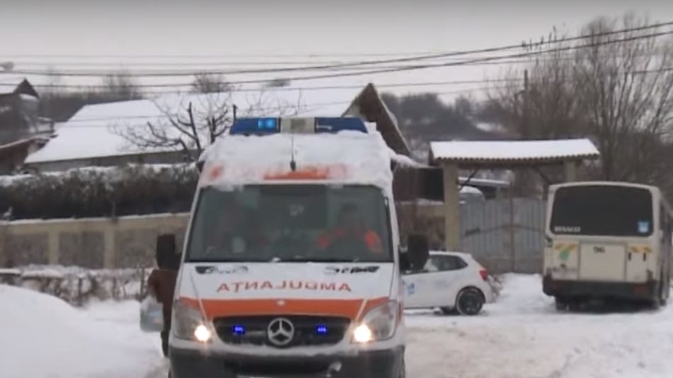 O femeie din Argeş a murit după ce a alunecat pe gheaţă şi şi-a spart capul