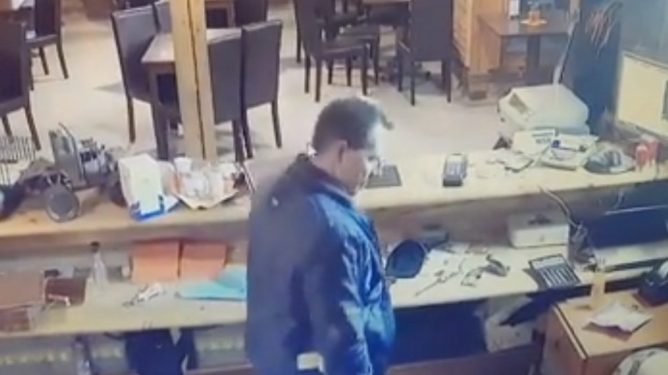Un hoț a fost filmat în timp ce fura dintr-un restaurant din Arad - VIDEO