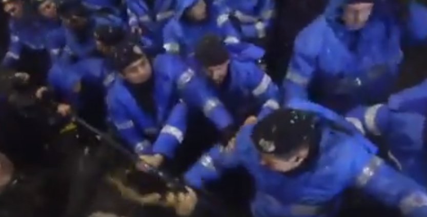 Un jandarm a fost filmat în timp ce loveşte manifestanţi din Piaţa Universităţii. Reacția Jandarmeriei - VIDEO
