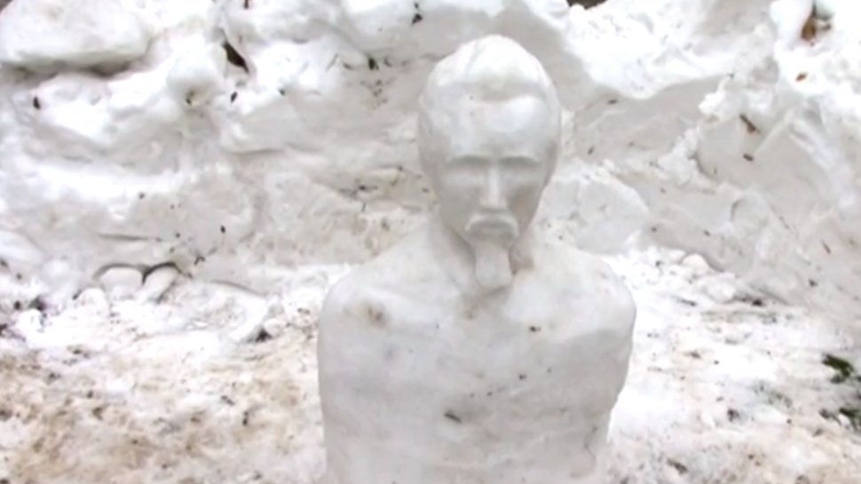 Alexandru Ioan Cuza, sculptat în zăpadă de un pensionar din Galaţi: „Sper să nu nu fie prea cald, să reziste până mercuri”