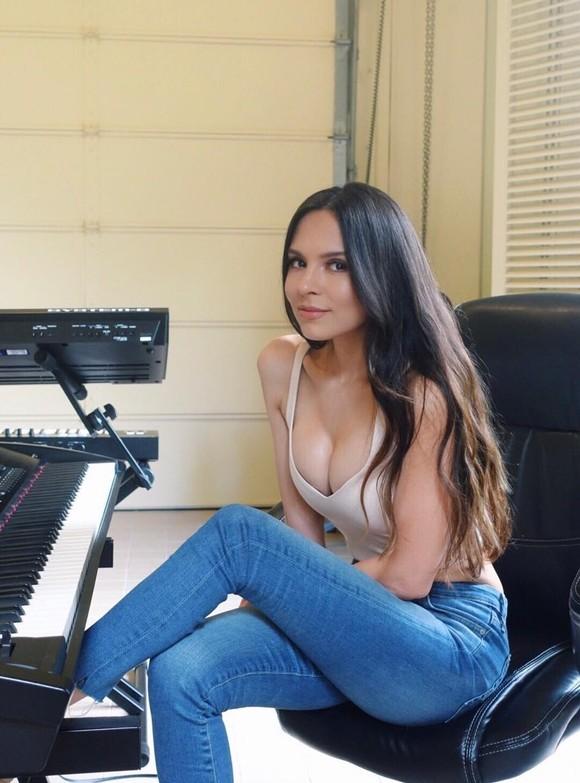 Este una dintre cele mai frumoase românce, dar de cine se teme Mădălina Ghenea. ”Când tatăl copilului tău apreciază toate pozele unei...” 504867