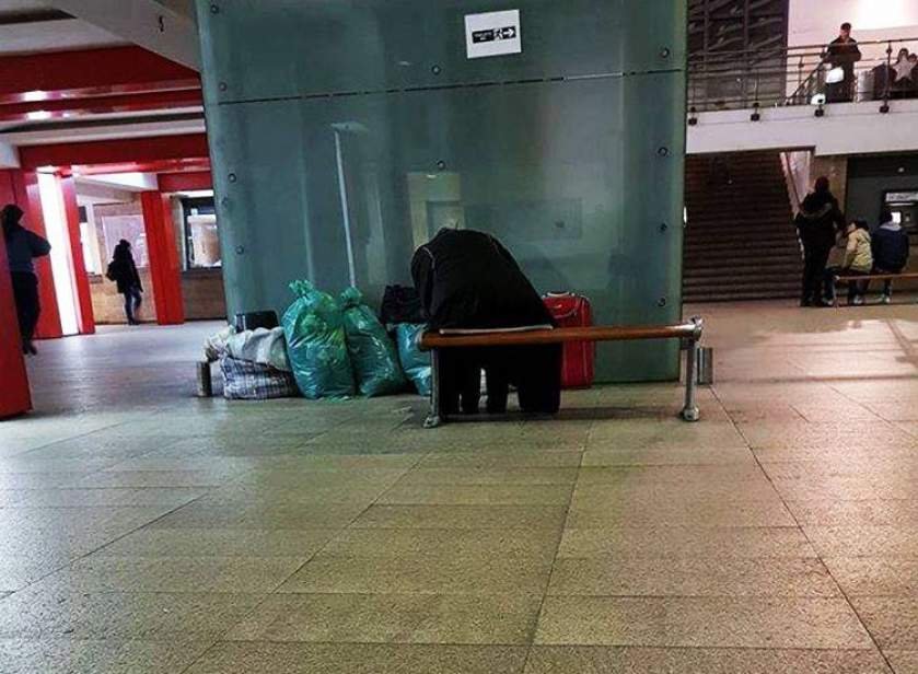 O bătrână a fost abandonată de familia ei în gara din Craiova! I-au spus să aştepte, dar deja a trecut mai bine de o lună