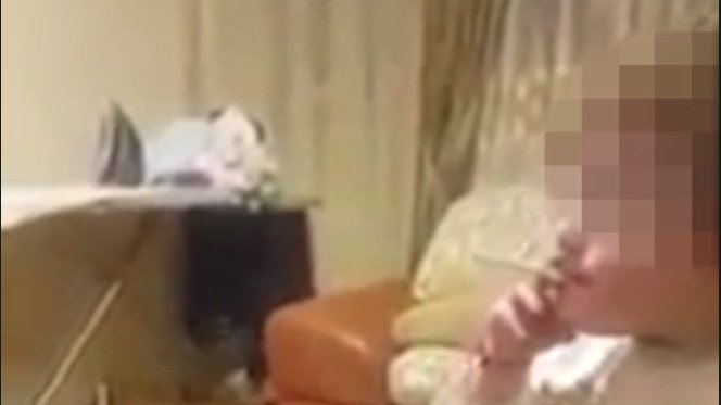 Un copil de doi ani a fost filmat în timp ce fumează. Reacția șocantă a părinților săi - VIDEO