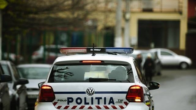 Un poliţist din Giurgiu, judecat pentru că l-a dus cu propria maşină la petrecere pe tâlharul pe care trebuia să îl păzească