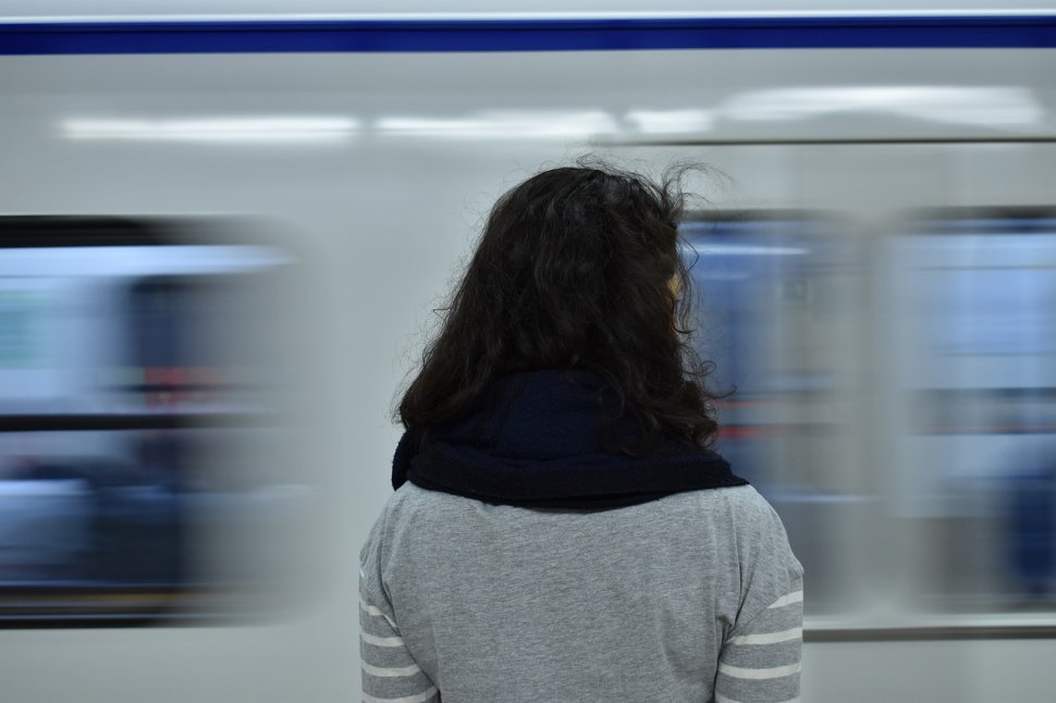 Un nou caz cutremurător! Un bărbat a împins o femeie sub metrou. Acesta a fost arestat pentru tentativă de omor