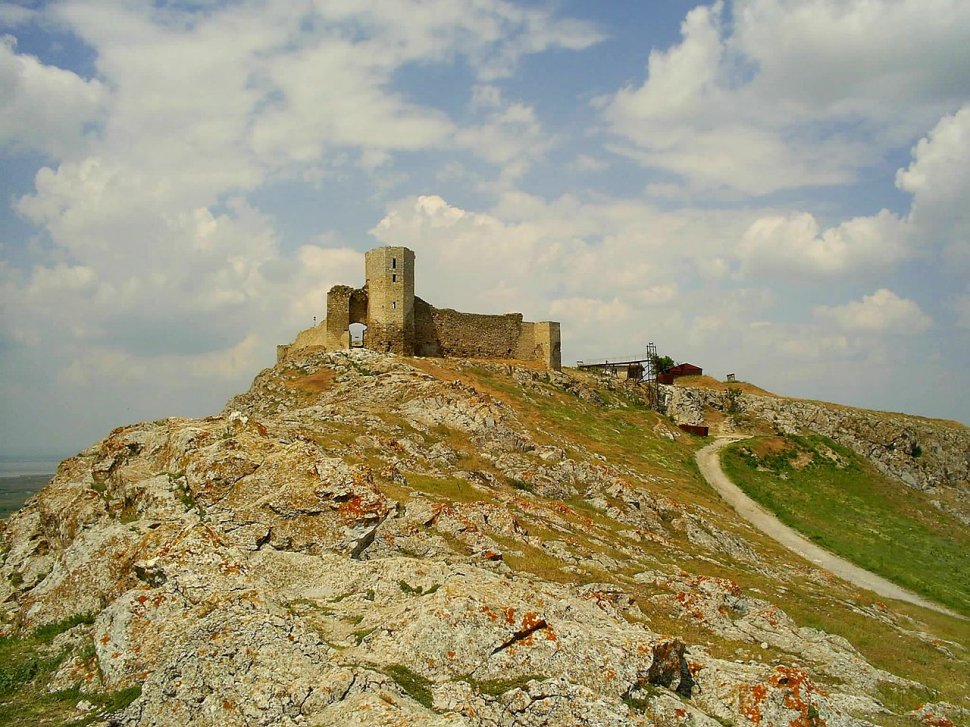 Singura cetate medievală a Dobrogei era cândva pe ţărmul Mării Negre. Cum a ajuns acum la mulţi kilometri de apă