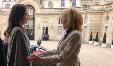 Angelina Jolie, în vizita la Palatul Elysee din Paris. Actrița a fost primită de Prima Doamnă a Franței 