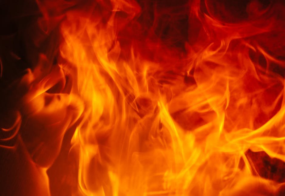 Incendiu puternic într-un bloc din Hunedoara. Zeci de persoane evacuate